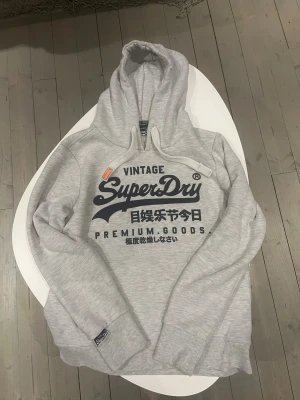 Superdry hoodie grå - Riktigt snygg Superdry hoodie i grå färg. I helt perfekt skick som ny. Storlek xs passar 163-173 cm lång skriv vid frågor 