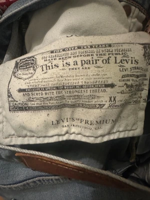 Levi's 501 ljusblå jeans 30/30 - Ljusblå Levi's 501 jeans med klassisk femficksdesign och raka ben. Jeansen har en snygg tvätt och är tillverkade i slitstarkt bomullsdenim. Passar dig som gillar tidlös stil och vill ha ett par jeans som funkar till det mesta. Levi's Premium-label på insidan.