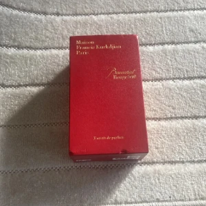 Baccarat Rouge 540 Extrait - Lyxig parfym i snygg röd flaska från Maison Francis Kurkdjian Paris. Extrait de parfum-versionen av Baccarat Rouge 540. Volym: 200ml ml. Perfekt för dig som vill sticka ut med en ikonisk doft.