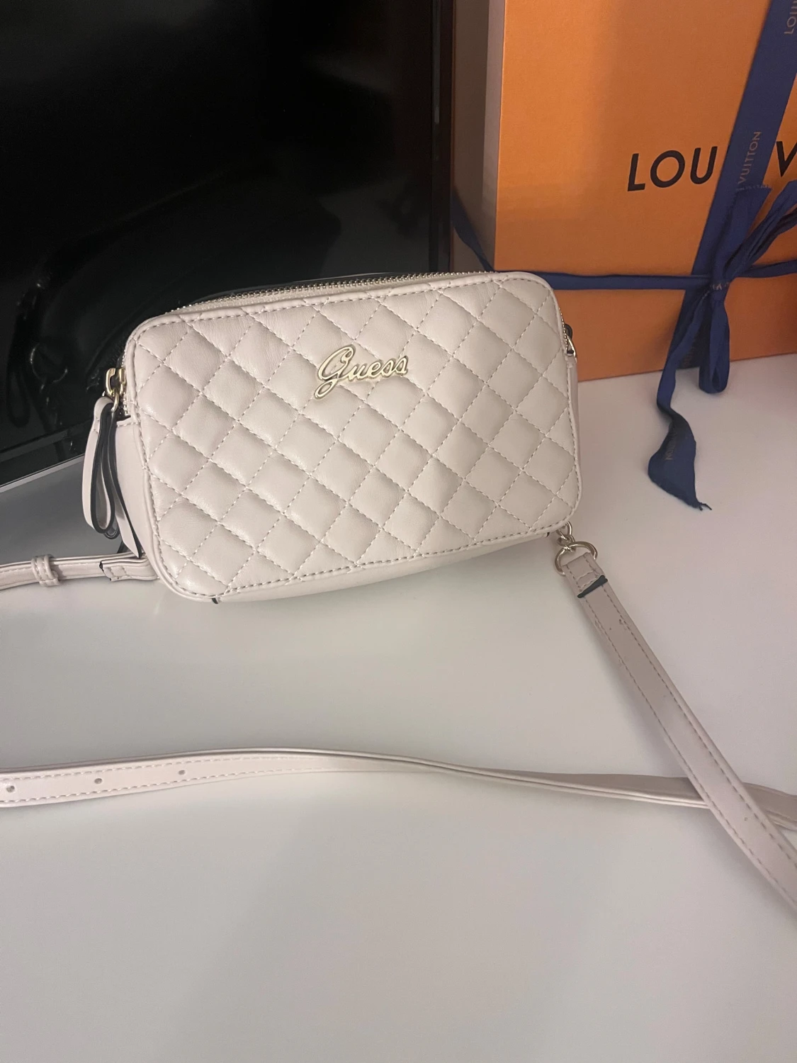 Beige axelväska från Guess - 1