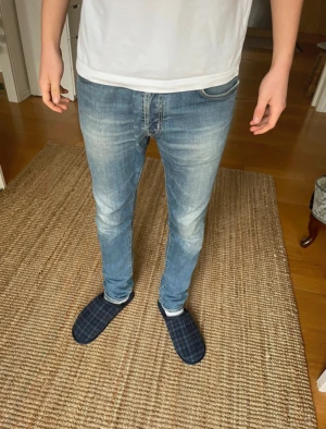 Blå jeans från Jacob Cohen - Säljer ett par snygga blå jeans från Jacob Cohen med en snygg ljusblå tvätt! Jeansen har blivit lagade vid skrevet av en professionell skräddare! Det är modell 688c och storlek w34! Bara att höra av sig vid funderingar eller liknande🙌