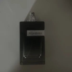Yves Saint Laurent parfymflaska - Säljer en tom Ysl y edp 100ml flaska. Har ej lock tyvärr