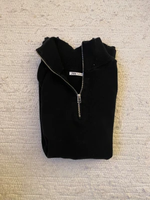 Zara quarter zip - ✨ Zara Quarter Zip – Svart, stilren & i toppskick ✨storlek L Snygg svart quarter zip från Zara, perfekt för både vardag och jobb. Mjuk, bekväm och enkel att styla – funkar lika bra uppdragen som neddragen i kragen tack vare den stilrena silverdragkedjan.  ✔️ Klassisk passform ✔️ Tidlös svart färg ✔️ Skönt material ✔️ Fint begagnat skick  Perfekt basplagg som lyfter varje outfit!