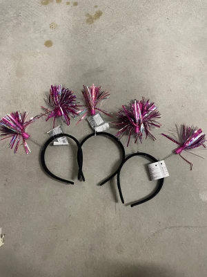 3 Glittriga diadem med rosa tofsar - Säljer 3 svarta diadem med festliga, glittriga tofsar i rosa och silver på fjädrande spiraler. Perfekt för att sticka ut på nästa party eller temakväll! Diademen är lätta och har en cool, färgsprakande look med holografiska detaljer. Kan självklart sälja styckvis också 