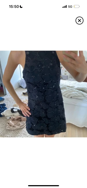 Zara klänning - Perfekt klänning till jul eller nyårsafton med blommor, i olika material som sammet och tyll. Så himla fin, aldrig använd och med prislapp kvar, köpt förra vintern