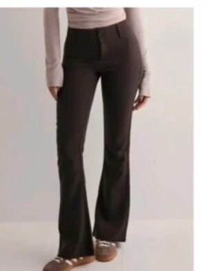 Bruna kostymbyxor  - Jätte fina bruna kostymbyxor helt nya utan prislapp aldrig andvänt. Dem är köpta på Nelly men märket är Gina tricot, står även Gina tricot i byxorna på lapp. Köpta för 499! Det står storlek L/M men är nog mer en S skulle jag säga, står även i deras hemsida information på byxorna att de kan vara små i storlek, vilket dem är.