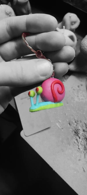 Gary nyckelring  - Supergulligt handgjord nyckelring i form av en snigel ifrån Svampbob, med rosa och röd snäcka, blå kropp och limegröna detaljer. Perfekt för dig som vill sticka ut med ett lekfullt och färgstarkt smycke. Hängs på örat med en enkel krok.  