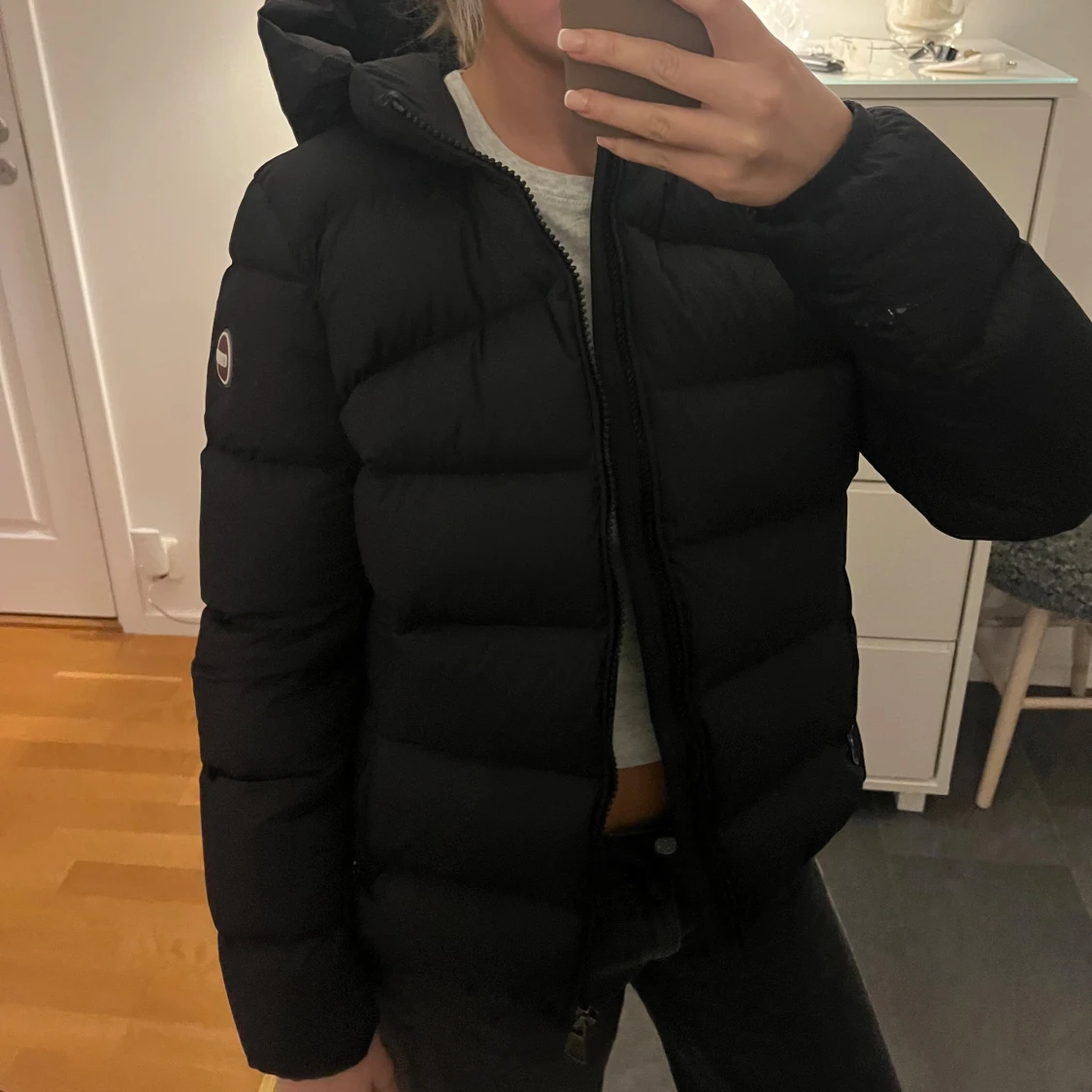 Svart dunjacka från Colmar med huva