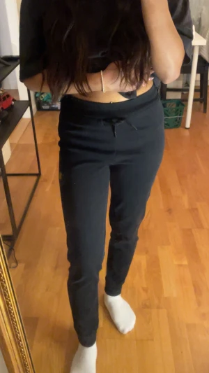 Svarta mjukisbyxor med snörning - Svarta mjukisbyxor med smal passform och snörning i midjan. Passar mig som har storlek XS men lite mindre till XXS. I använd men bra skick, säljs i befintlig skick. Från SOC.