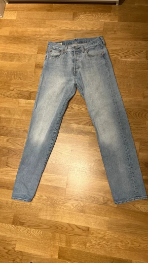 Levi’s 501 - Jag säljer ett par ljusblå Levi’s jeans i modellen 501