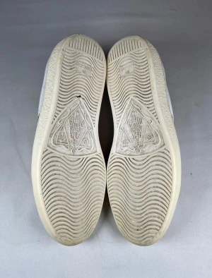 Gucci Ace - Säljer ett par Gucci Ace i färgen vit. Skorna är i storlek 41.5. Dem är i super skick och använts i runt 2 månader och regelbundet tvättade. Priset fast ännu och kan dras ner vid snabb marknad. Nypris ca 8000kr. Hör av er ifall ni har funderingar, svarar gärna!