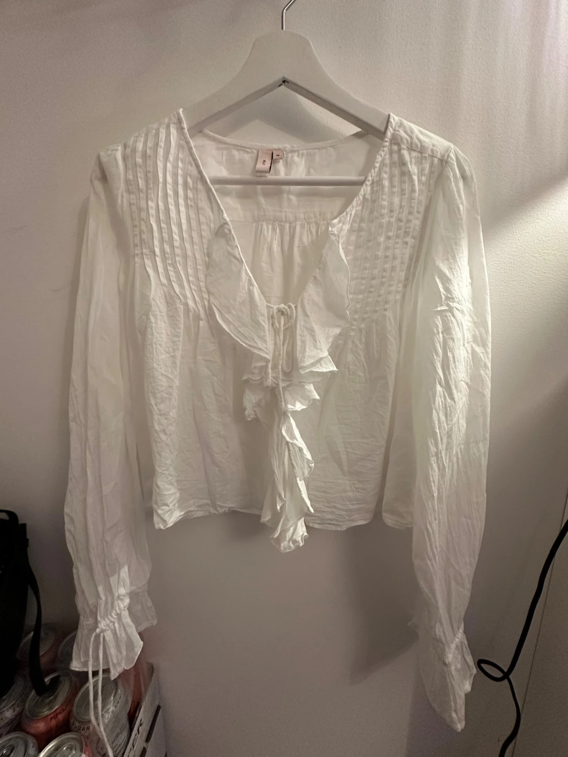 Vit blus med volang från Nelly