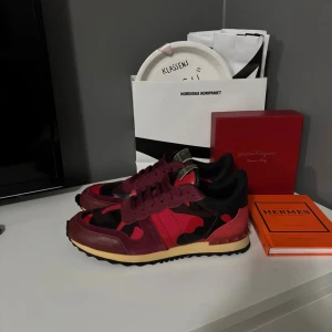 Valentino Rockrunner - Riktigt fint skick knappt använda och inga defekter utöver framme vid tån på ena dojan  | Jag bestämde mig för att byta stil o vill få skorna sålda snabbt😋 (därav priset) | För övrigt Riktigt unika och perfekta nu till vintern ❄️ Helt perfekta om du vill sticka ut på ett stilrent sätt😍 |  | Priset kan diskuteras vid snabb affär🤑