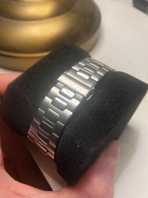 Seiko automatisk klocka i silver - Snygg automatisk Seiko med boett och länkarmband i stål. Svart urtavla med horisontella ränder, tydliga index och datumvisning. Modern och stilren design som sticker ut på handleden.