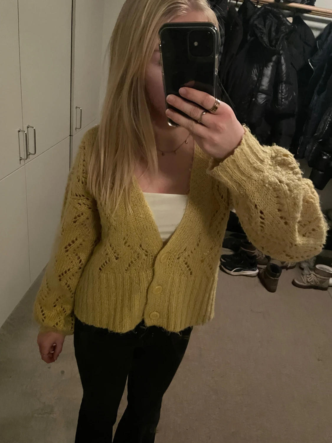 Gul stickad kofta från Lindex - 3