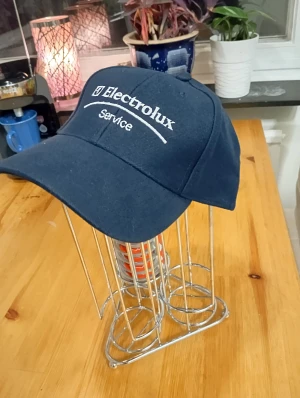 Mörkblå Electrolux keps - Snygg mörkblå keps från Electrolux med vit broderad logga och texten 'Service' framtill. Klassisk form med böjd skärm och justerbar passform. Perfekt för dig som gillar retro eller vill sticka ut med en unik keps.