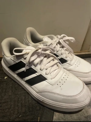 Vita Adidas sneakers - Säljer dessa adidas sneakers då de inte används. Jätte fint skick nypris 500
