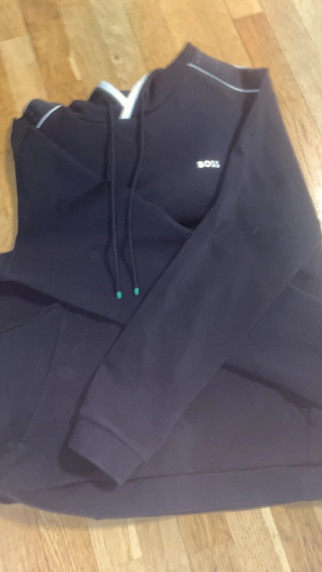 Svart hoodie från BOSS med snörning - 2