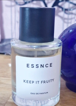 Essnce Keep It Fruity parfym - Modern Eau de Parfum från ESSNCE med namnet Keep It Fruity. Perfekt för dig som vill sticka ut med en fräsch och ungdomlig vibe. Stilren flaska som passar på hyllan eller i väskan💕