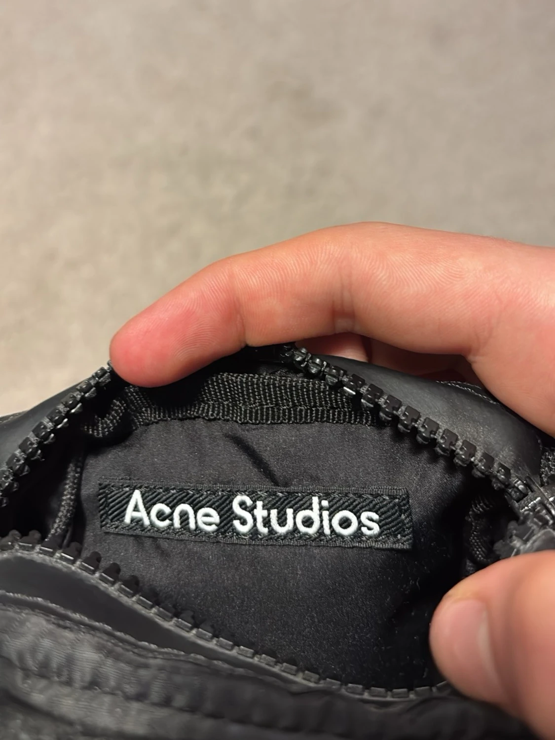Svart axelväska från Acne Studios - 3