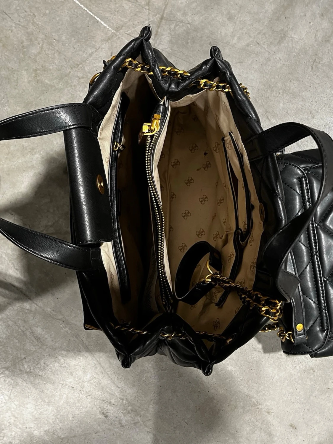 Svart quiltad handväska från Guess - 4