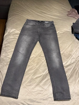 Replay jeans grå grover  - Snygga grå replay jeans i storlek 32-34 men är sydda och anpassade till 30-31. Är i mycket bra skick. 