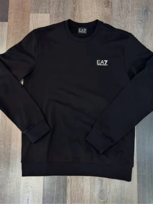 Svart sweatshirt från EA7 Emporio Armani - Mycket gott skick, storlek M.