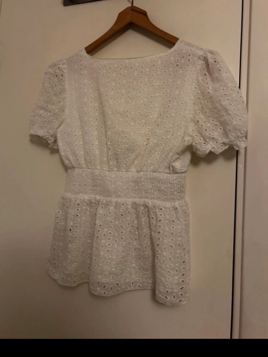 Vit blus med broderade detaljer från SHEIN - 1