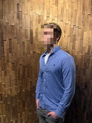 Blå skjorta från Ralph Lauren slim fit - Säljer en stilren blå skjorta från Ralph Lauren i slim fit-modell. Skjortan är i väldigt bra skick och har inga defekter! Modellen är 180cm och väger 73kg, och skjortan sitter perfekt på han! Hör av er vid frågor, priset går alltid att diskutera!🙌