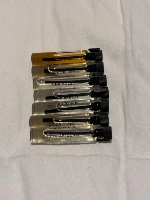 Set med 7 parfymprover - Sju olika doftprover från Essence - Elle La Nuit, Black Velvet, Pink Haze, Summer Breeze, Keep It Fruity, Oh Darling och Drunk Apple Pie. Perfekt för dig som vill testa nya dofter och hitta din favorit.