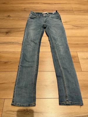 Levi's 510 Skinny jeans blå - Säljer ett par klassiska Levi's 510 Skinny jeans i blå tvätt. De har fem fickor, gul kontrastsöm och en smal passform som sitter tajt hela vägen ner. Tillverkade i slitstarkt denim med Levi's ikoniska patch bak i midjan.
