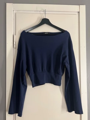 Mörkblå tröja - Mörkblå ribbad tröja med vida ärmar och tajtare midja. Använd få gånger och är i fint skick. Storlek S.