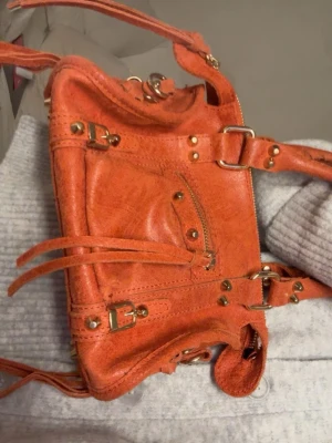 Läder Handväska  - Sjukt fin handväska, äkta läder gjord i Italien. Köptes för ett år sedan i Amsterdam men endast använd nån enstaka gång. Insidan är som ny. 