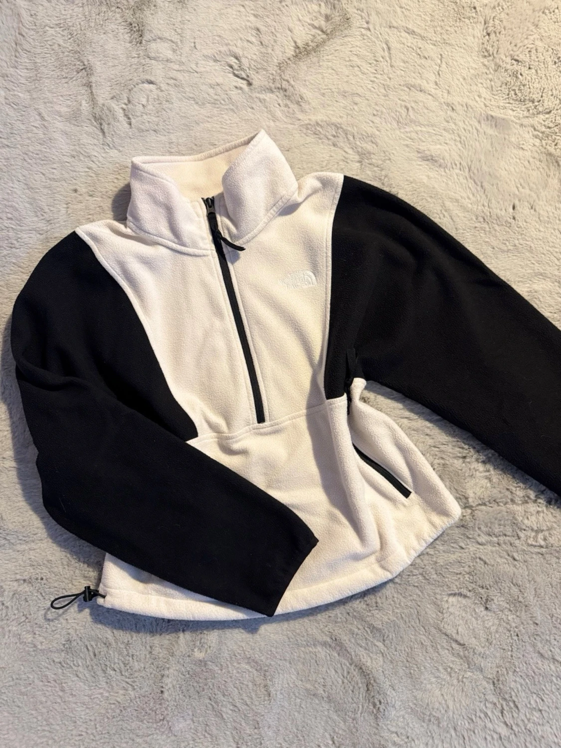 Svartvit fleece-tröja från The North Face