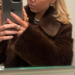Pälskappa - Så snygg vintage pälsjacka i äkta päls. Den har några hål men går lätt att fixa själv/hos skräddare (skriv för bilder)❤️ jag är ca 155 och den går nästan till marken på mig