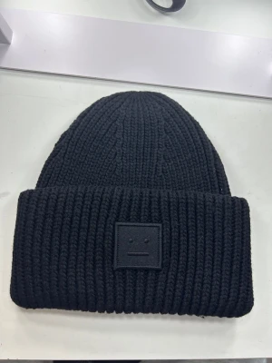 Acne mössa - svart  - Hej! Säljer nu min knappt använda acne mössa som är mest intill helt ny, den är i storlek one size/vuxen🥰