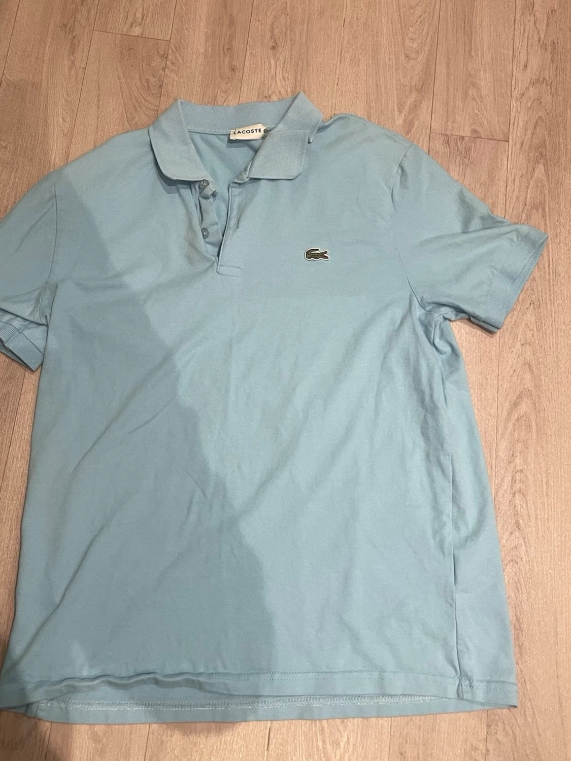 Ljusblå piké från Lacoste