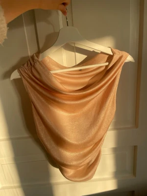 Guldig topp - Guldig glittrig topp från Zara i storlek M! Använd en gång🤍