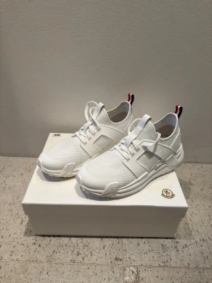 Moncler Lunarove 41 - Säljer dessa då dom inte passade mig tyvärr! Original pris  6299kr säljer för 2999kr