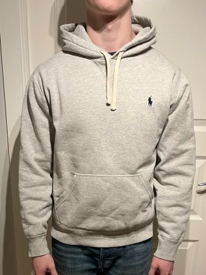 Ralph Lauren hoodie - Säljer en skön Raffe Hoodie! | Mycket fint skick utan defekter! | Storlek M | Ställ gärna frågor innan du köper!