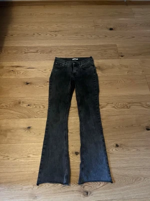 Mörk grå/svart  bootcut jeans från Gina  - Säljer ett par svarta bootcut jeans från  Gina i storlek 36.