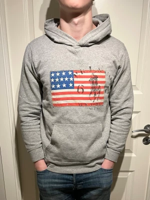 Ralph Lauren hoodie  - Säljer en skön Raffe Hoodie! | Mycket fint skick utan defekter! | Storlek L 14/16 passar mig på 178cm och 67kg helt ok benämner därför som en XS-S | Ställ gärna frågor innan du köper!