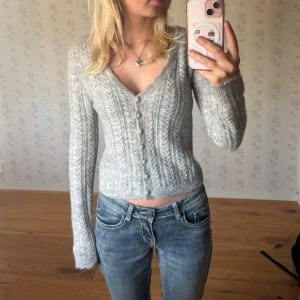 Grå stickad kofta - Säljer en ljusgrå stickad kofta från bikbok💕