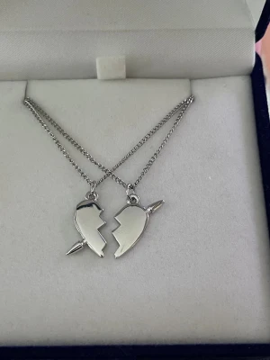 Maria Nilsdotter ”You and Me” inspirerat halsband - Aldrig använda, silverpläterade och tillverkade i rostfritt stål. Kedjornas längd är  40+5 cm och nickelfria. Om du har fler frågor, tveka inte att höra av dig 🤗