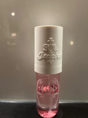 sol de janeiro 68💗💓💓 - pris kan diskuteras !! säljer då den inte kommer till användning 💞💞💞Trendig body mist med fräsch rosa look från Sol de Janeiro. På flaskan står Brazilian Jasmine och Dragonfruit. Perfekt för dig som vill ha något unikt i din samling.