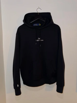 Ralph lauren hoodie  - Hej! Jag säljer nu denna stilrena hoodie från Ralph Lauren. Den är i väldigt bra skick. 9/10. Använd fåtal gånger. Säljer pågrund av att den är för liten för mig. Om du är intresserad bara hör av dig! 
