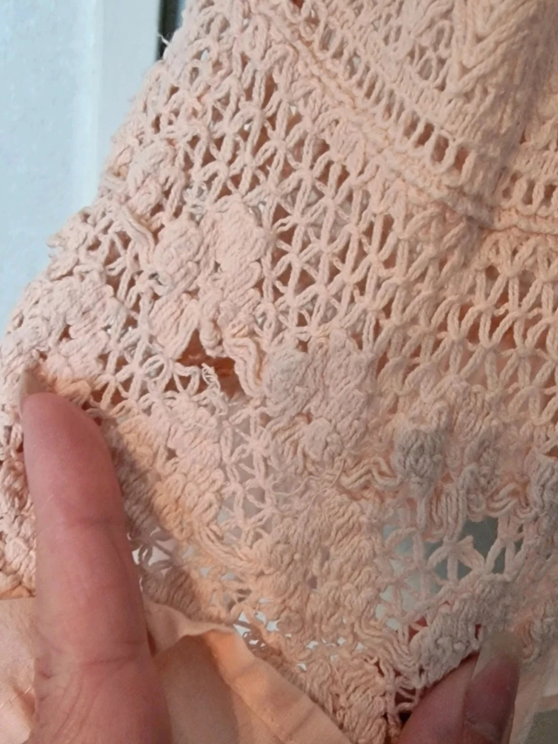 Kort klänning med spetsdetaljer - 4