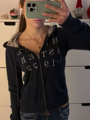 Vintage hollister zip up hoodie - Hollister mörkblå zip up hoodie/ huvtröja med dragkedja!                                                                           Storlek S!                                                                              Bra skick ☺️