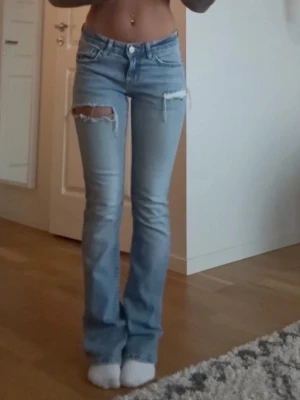 Lågmidjade jeans  - Lågmidjade jeans med slitningar på låren. Mina före detta favorit jeans!! Dom är lite slitna nedtill 💕