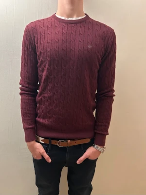 Kabelstickad tröja från Morris  - Skitsnygg vinröd kabelstickad tröja från Morris. Nypris ligger på 1700 kr. Storlek S